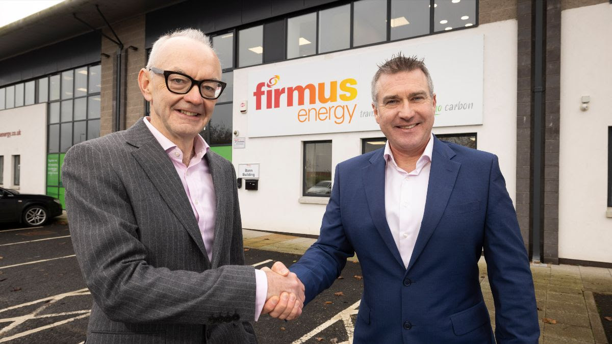 Cathal Fay, CEO of Yuno Group with Niall Martindale, CEO of firmus energy (Distribution) Ltd.